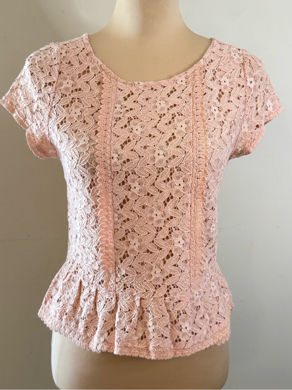 Double Zero pink floral lace short sleeve top ruffled hem SZ SM
